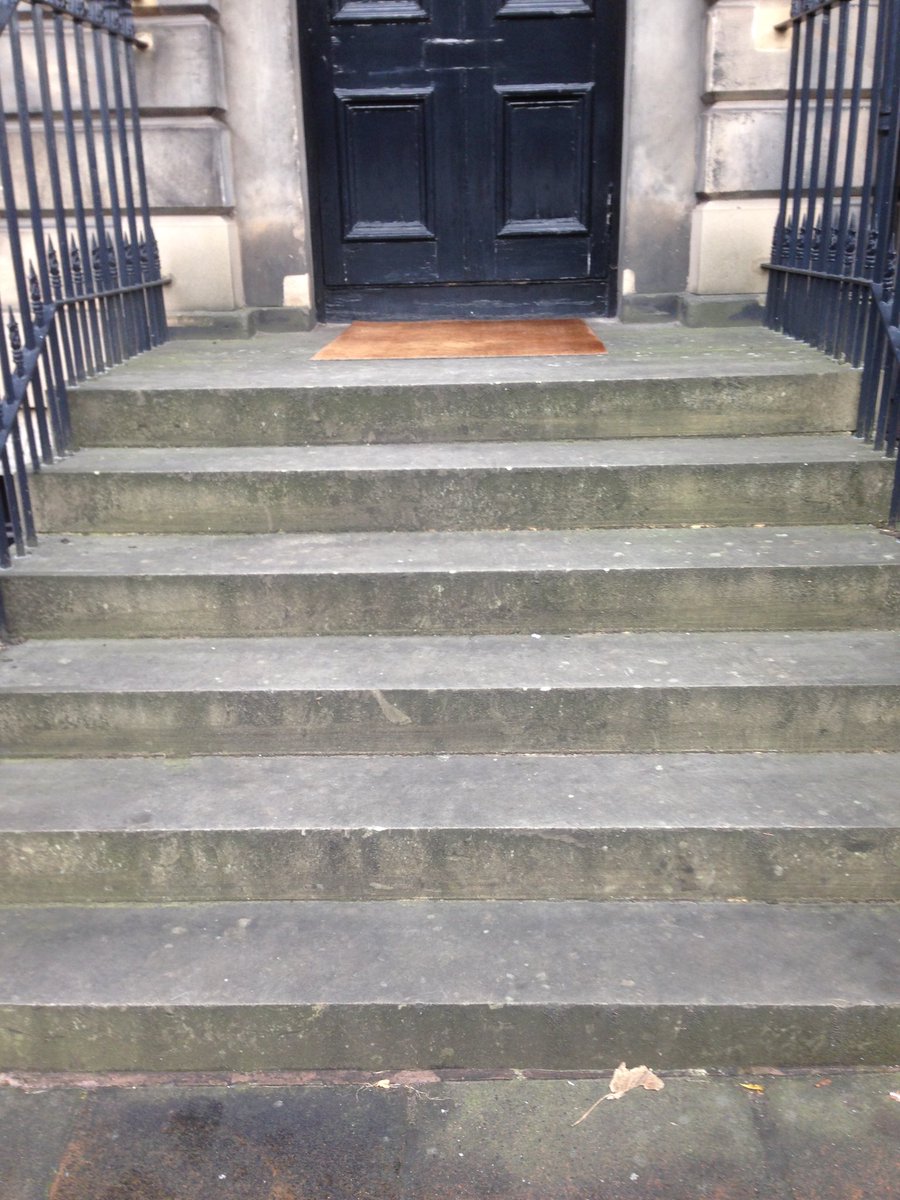 PressureCleanEd's tweet photo. #enhanceyourkerbappeal  Make sure your steps are #clean and #safe this winter! @holyroodboxing https://t.co/n9uR5wPVzt