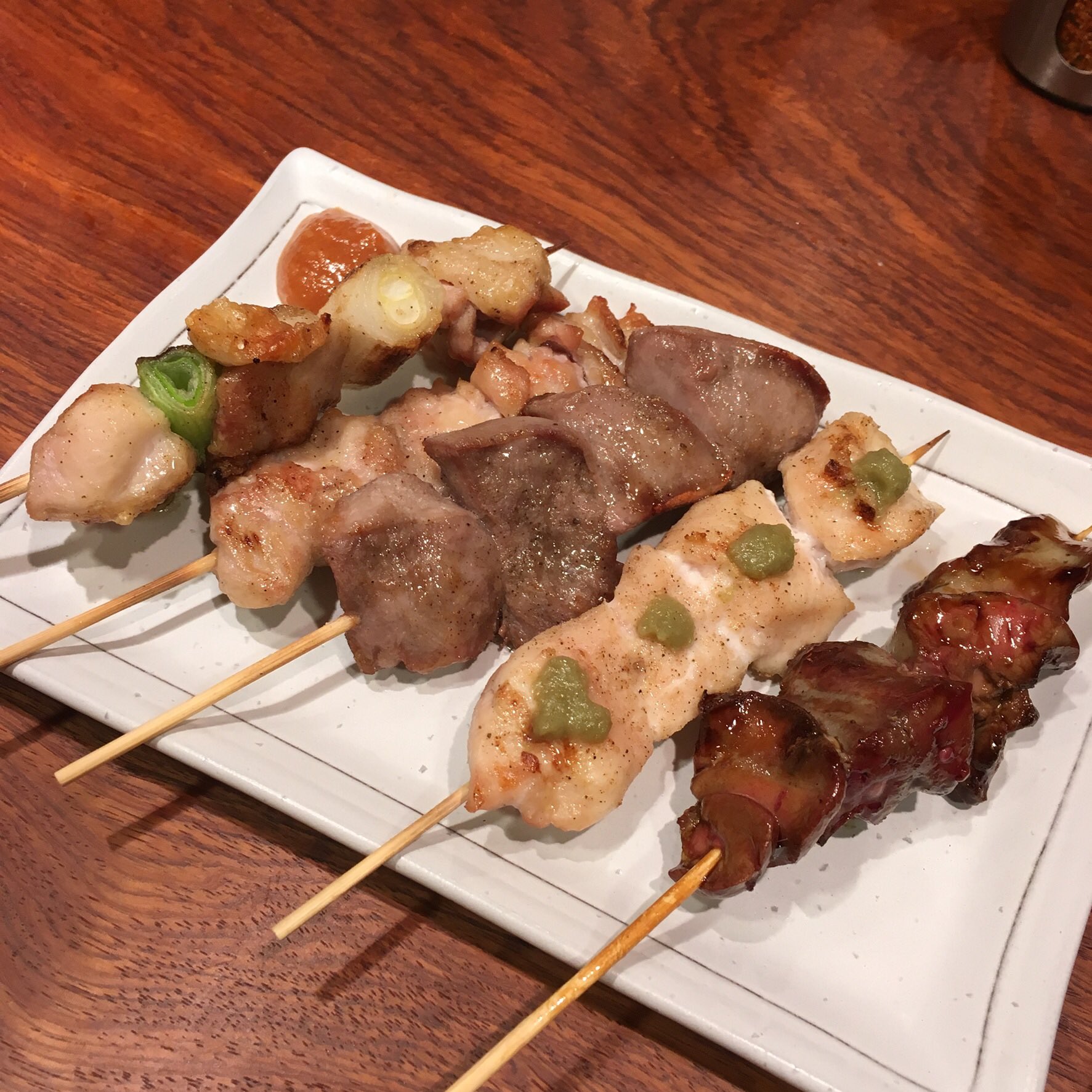 ホーヤフキン 昨夜は 保谷南口の自慢軒並びに出来た やきとり鉄板居酒屋 斎 に行ってみた 以前はイタリアンだったところ メニューは焼き鳥 鉄板焼きから石焼ビビンバまで結構多彩 とりあえずオススメだったモツ煮と串焼き５種 うまい