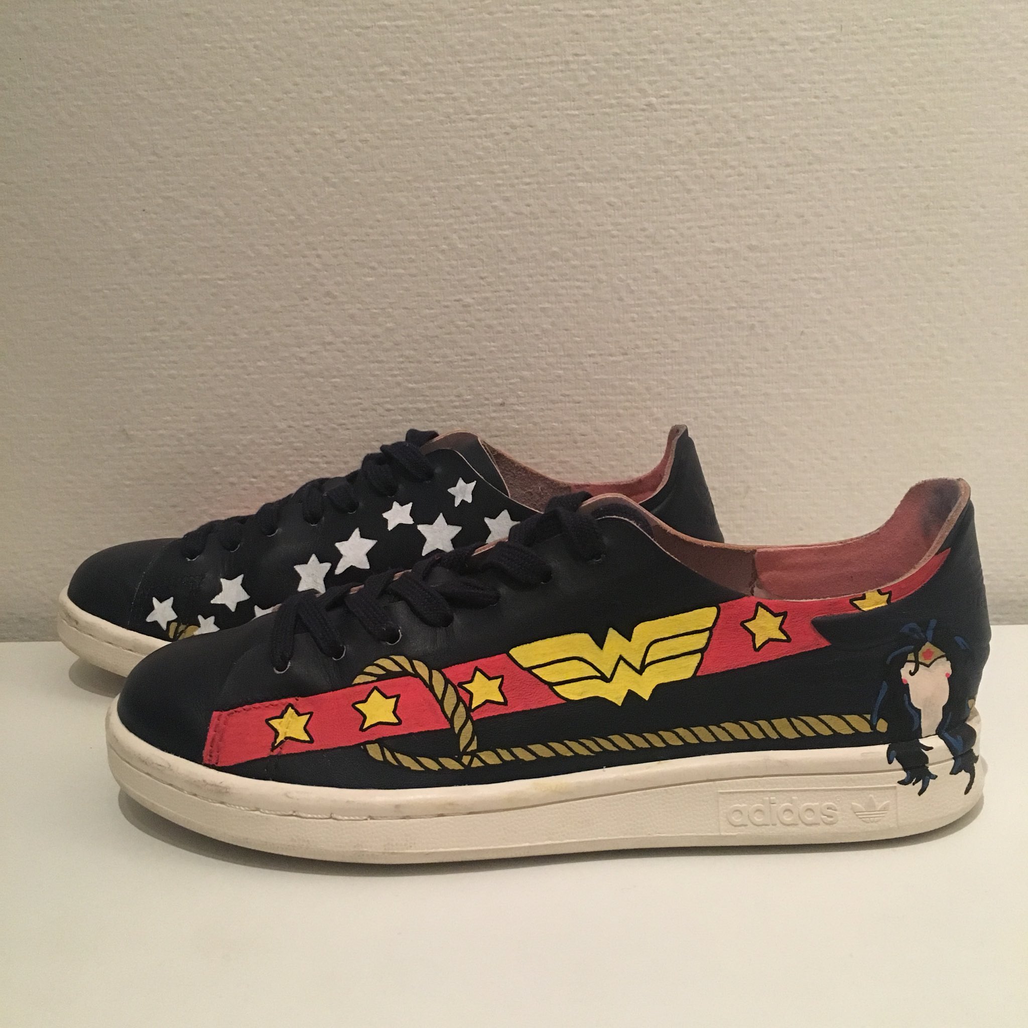 Raul Dias Twitter: "Adidas Stan Smith Wonder Woman #adidas #wonderwoman #dccomics #customized #sneakers #sneakerscustom #creation #customisation #adidascustom https://t.co/idfvC7cBGp" / Twitter