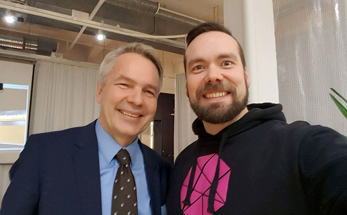 VAMKtweets's tweet photo. Presidenttiehdokas @Haavisto @vihreat kuuli Vaasan-vierailullaan seudun nousevasta pelialasta VAMKin Jussi Loukiaiselta, joka toimii alueen peliklusterin kehittäjänä ja pelialan yrittäjänä. @VaasaVasa @WeCoStartup @digi_jussi #pelit #peliala #vihreät https://t.co/tPdTnquzNZ