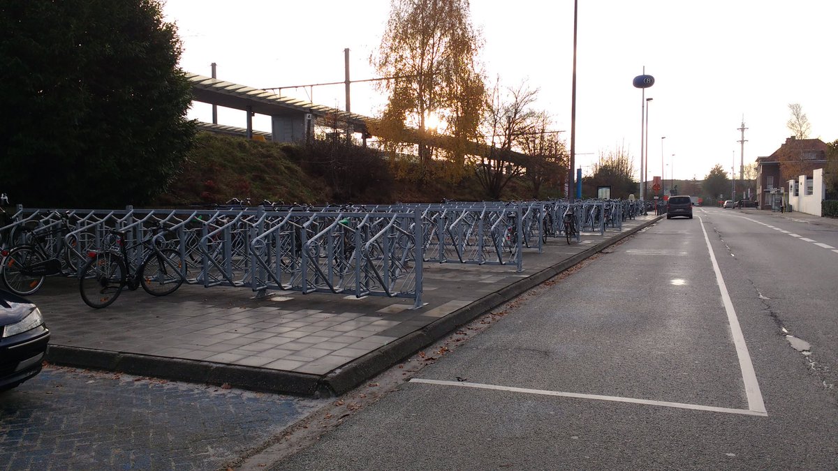 bramrotthier's tweet photo. .@stadsintniklaas: toffe nieuwe #fietsstalling, maar niet iedereen rijdt met een mountainbike (zeer hoog niveauverschil tussen rijbaan en fietsstalling) en waarom is deze stalling niet meer overdekt? #verleiden #STOP https://t.co/n6U3D4Btw3