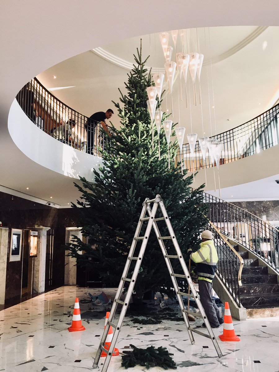 Happy Monday to all! It's starting to look a lot like Christmas at the Warwick Geneva; such a magical atmosphere around here ;-)