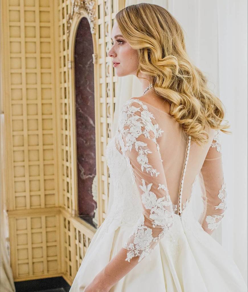 jinzabridal's tweet photo. Beaded lace, long sleeves, and a low back... we can guarantee you'll love our Alex Gown. #ElvetCollection available in our LA Boutique only. Coordination: @charis_events // Floral Design: @designerdana.lee // Photography: @andyseostudio // Gown: @jinzabridal // HMUA: @vivian… https://t.co/P8upYJ7NTf