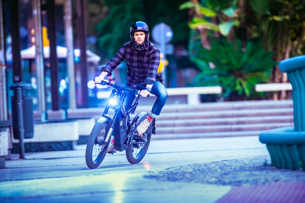 Some high voltage pedalling on the new <a href="/Bultaco_INT/">BultacoInternational</a> Albero makes for a road trip with a difference as we explore Malaga on the revived manufacturer's "moto-bike": 

flatoutmag.co.uk/road-trips/bul…