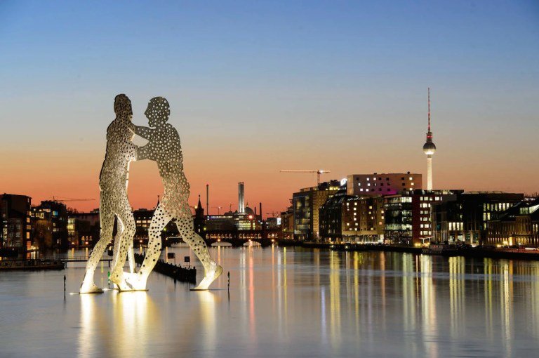 Berlin’s city government pledged €1 million to improve sound isolation in clubs and venues around the city 👌

👉 solvdmag.com/berlin-to-inve…

#Berlin #Germany #nightlife #clubbing #nighclubs #europe #news #music #HouseMusic #techno