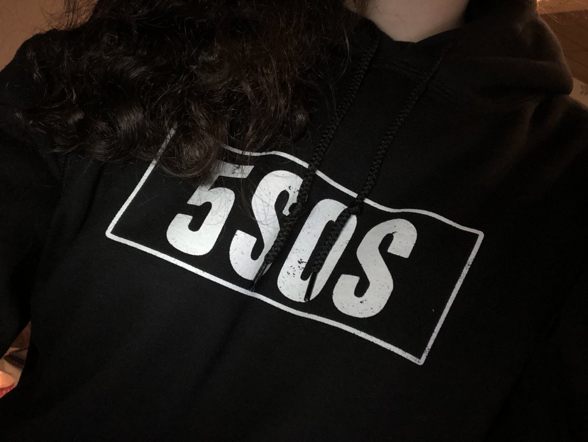 IceNinexAmity's tweet photo. @5SOS my hoodie finally arrived. 😻 I'm so in love! It's so warm and comfortable. 💕
#6YearsOf5SecondsOfSummer 
#6Yearsof5SOS https://t.co/JSNZspmUEb