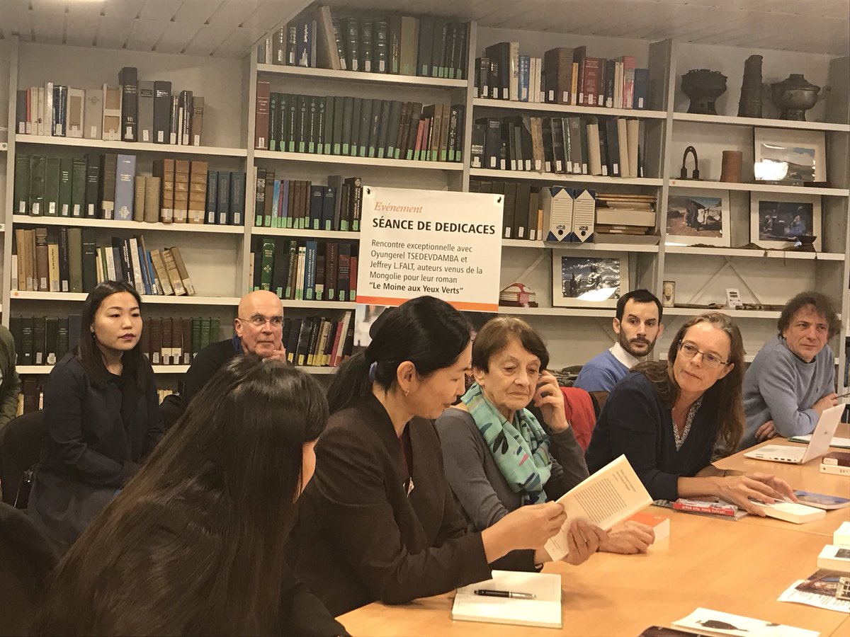 Ногоон алчууртай Роберте Хамаёон хэмээх эрдэмтэн Б.Ренчин, Ц.Дамдинсүрэн, С.Лувсанвандан гуай нарын олон хүнтэй ажиллаж бснаа ярив.Ренчин гуайн цэнхэр нүд, намуухан дуутайг нь сайн санадаг гээд, гудамжинд хамт явахад хүмүүс гарыг нь үнэрлэж үнсэн мэхийдэг байсан гэлээ. Уярмаар!