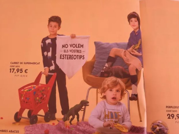 Las tiendas Abacus presentan un catálogo donde los juguetes son juguetes y cualquiera puede jugar con ellos. Un catálogo de Navidad sin estereotipos de género es posible: bzfd.it/2ALUVpu #somelquefem