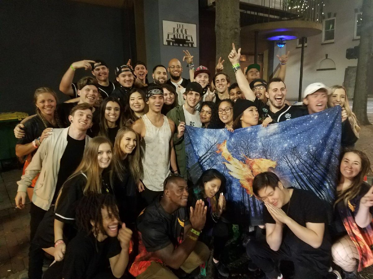 clementine_syd's tweet photo. Hanging out after the show has it perks. Sometimes you get lucky and to get to meet all the artists ππ» #com315 https://t.co/PSxwrjltEv