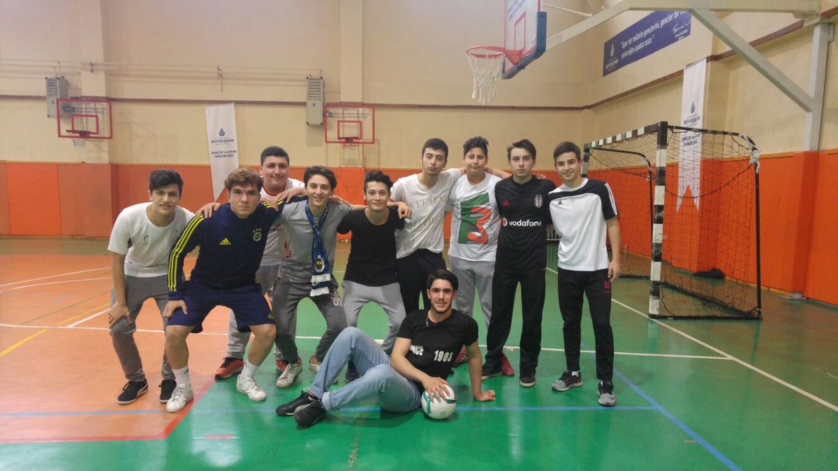 Bugün, Bağcılar Öğrenci Meclisi olarak Zeytinburnu Zühtü Kurtulmuş Anadolu Lisesi ile bir FUTSAL DOSTLUK MAÇI gerçekleştirdik. Yaklaşık 500 öğrencinin takip ettiği karşılaşmanın gelirlerini <a href="/MehmetcikVakfi/">Mehmetçik Vakfı</a> 'na gönderiyoruz. <a href="/LokmanCagirici/">Lokman ÇAĞIRICI</a> @19MSTFYLMZ <a href="/Nihataltintas52/">𝕹𝖎𝖍𝖆𝖙 𝕬𝖑𝖙ı𝖓𝖙𝖆ş</a>