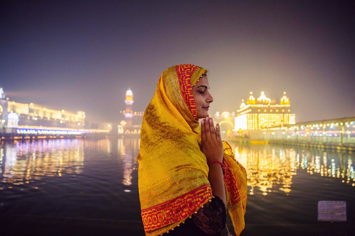 鈴木サラサ しばらく沖縄 U Tvitteri インド アムリトサルのgolden Temple この日は参拝するのに2時間待ち 女性専用レーンでぎゅうぎゅう詰め だけど周りのインド女子や子供たちが話しかけてくれて楽しい時間でした おやすみ月曜日 インド 旅写真