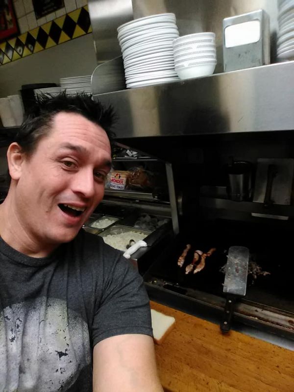 neatorama's tweet image. Waffle House Customer Makes His Own Meal bit.ly/2AWvi5G