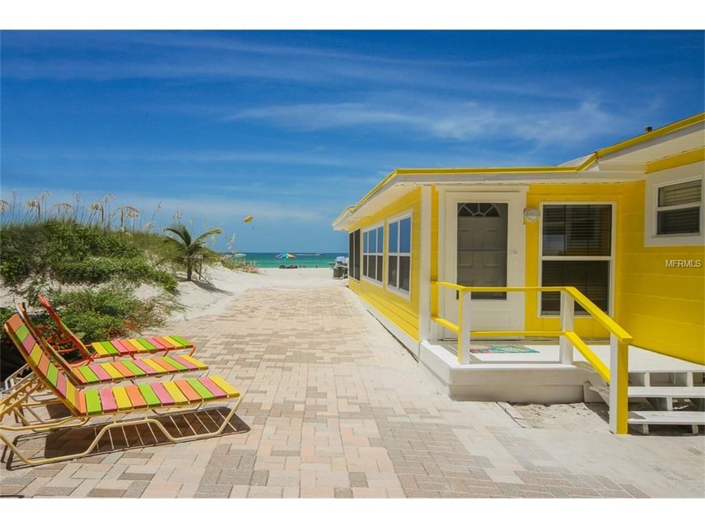 IslandReal's tweet image. Looking for your next #AnnaMariaIsland home? Here is a gulf front beach rental gem with 50 feet of frontage! Live in paradise with 2806 Ave E in Holmes Beach! buff.ly/2ANGTDE #AnnaMariaIsland #ILiveWhereYouVacation #FloridaHouseHunt