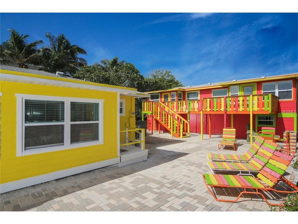 IslandReal's tweet image. Looking for your next #AnnaMariaIsland home? Here is a gulf front beach rental gem with 50 feet of frontage! Live in paradise with 2806 Ave E in Holmes Beach! buff.ly/2ANGTDE #AnnaMariaIsland #ILiveWhereYouVacation #FloridaHouseHunt