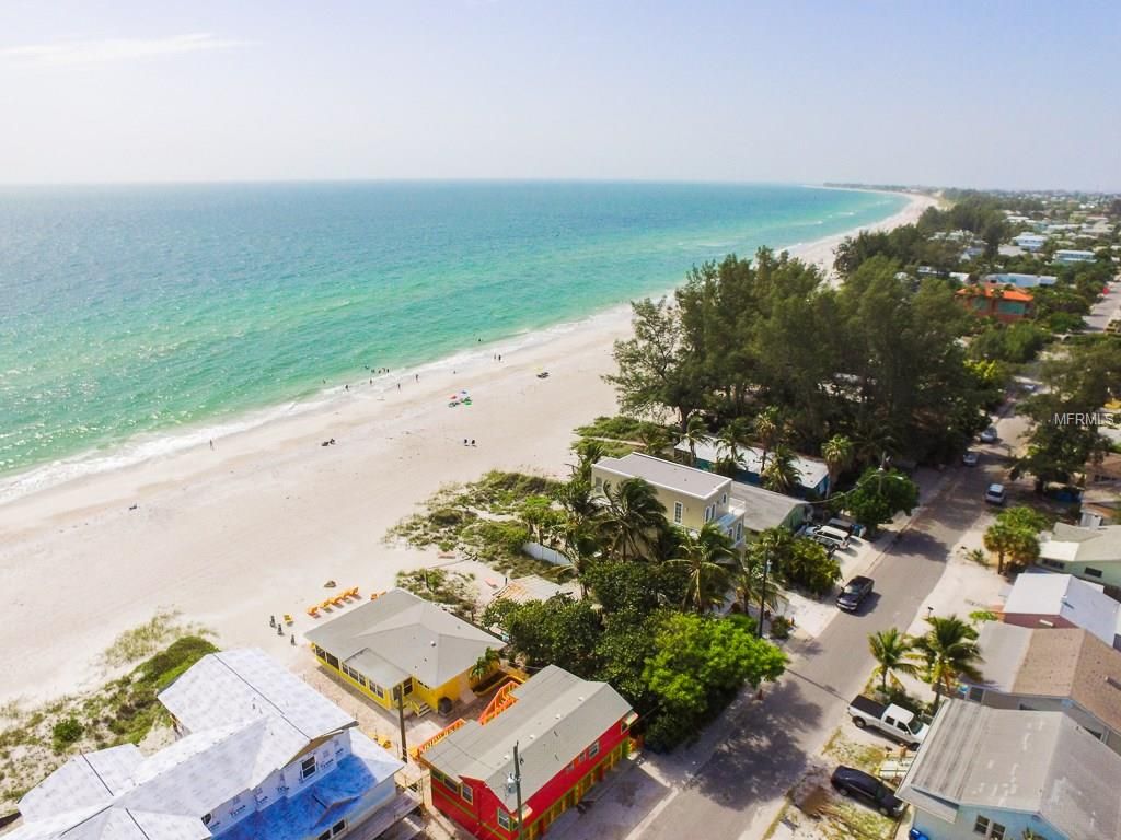 IslandReal's tweet image. Looking for your next #AnnaMariaIsland home? Here is a gulf front beach rental gem with 50 feet of frontage! Live in paradise with 2806 Ave E in Holmes Beach! buff.ly/2ANGTDE #AnnaMariaIsland #ILiveWhereYouVacation #FloridaHouseHunt