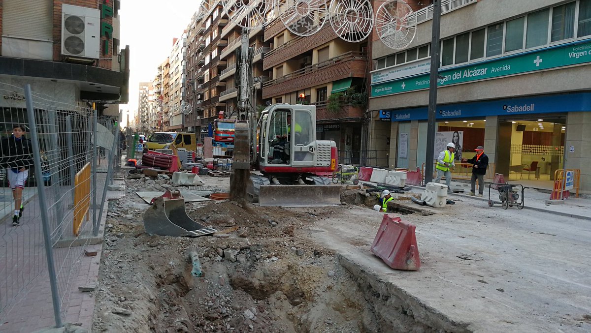 ⛔⚠️ Muy importante ⚠️⛔ Hasta las 19h de mañana día 5, el acceso a Juan Carlos I desde Ovalo estará cortado por lo que se recomienda el uso de itinerarios alternativos para acceder al centro ℹ️ avenidajuancarloslorca.com/avisos/574/ #LorcaFunciona