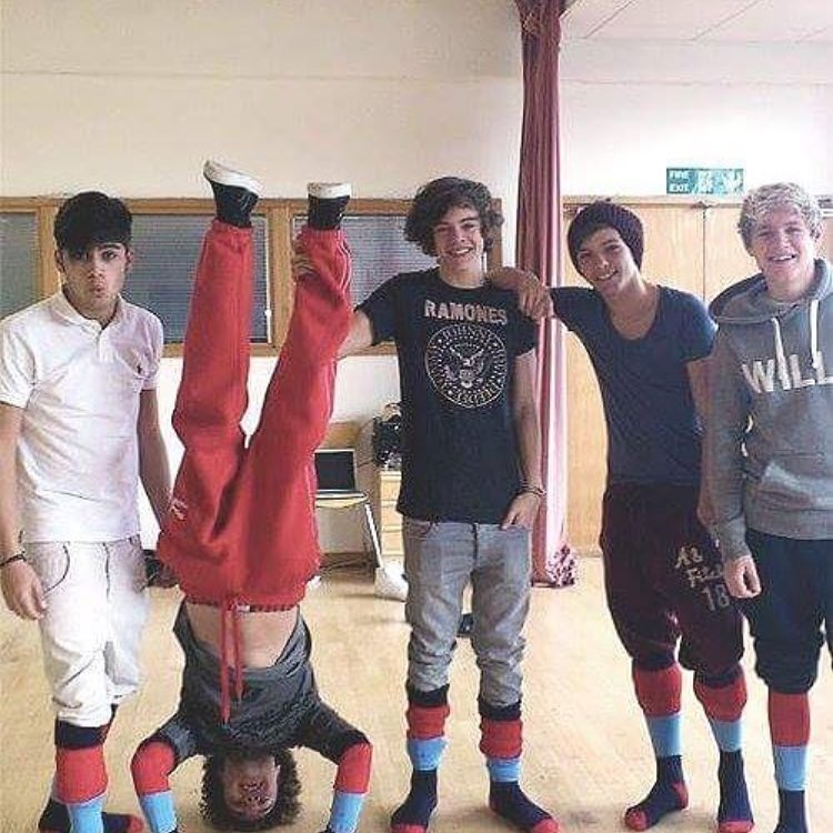 moonligxhting's tweet image. #OneDBestFans