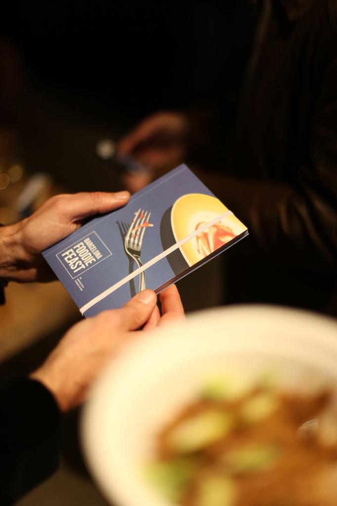 maria_almenar's tweet photo. ¡Esta guía es un festín! Episodio IV de la @BCNFoodieGuide: "La Batalla de los Foodies" #BcnFoodieGuide #Roc35 https://t.co/pXXWlEpz95