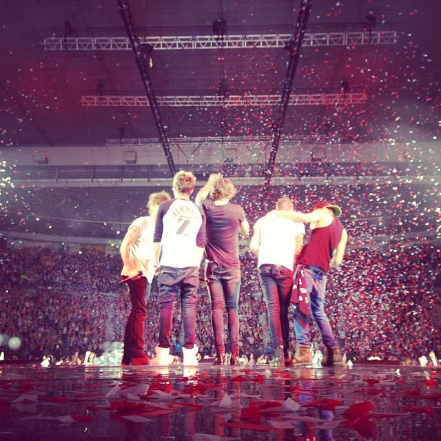 moonligxhting's tweet image. Wierzę, że jak wrócą, na koncercie  będę stać w pierwszym rzędzie pod sceną.
#OneDBestFans