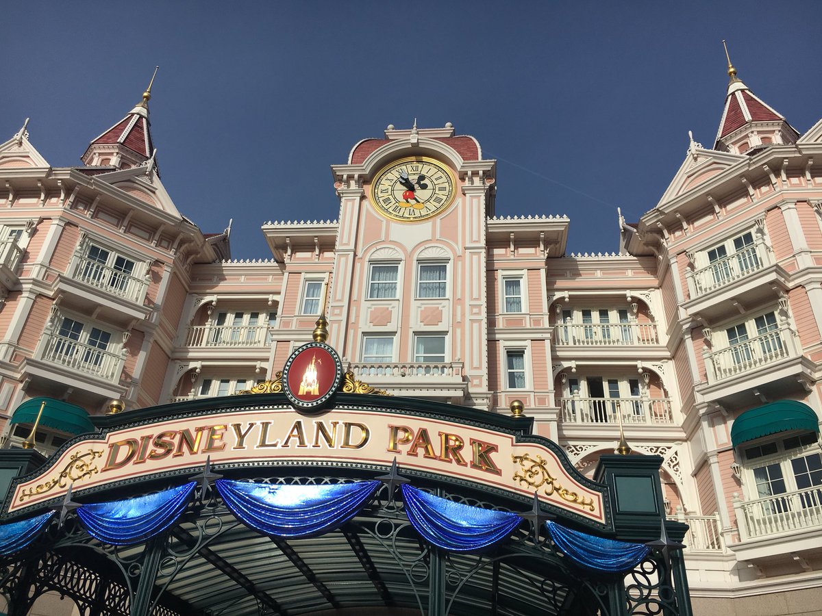 PositiveDis's tweet image. I know where I would rather be on this boring Monday 🏰🐭🖤❤️✨