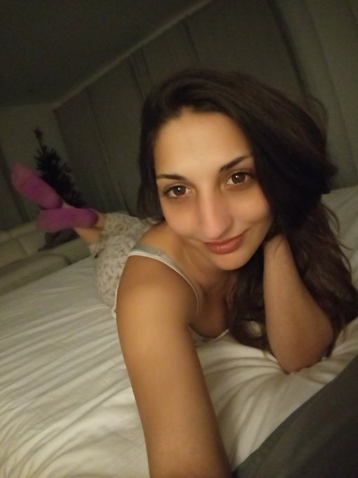 Good night 🌃 🤗 💕 https://t.co/flps95BGIq