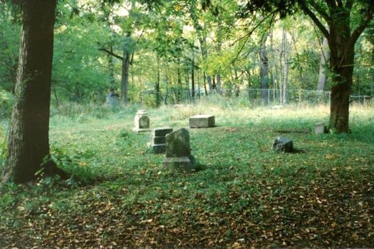 LgndsofthStates's tweet photo. Now that Episode 2 is up here are some photos of the topics we discussed. Starting with Bachelors Grove Cemetery. Below are photos of the cemetery and the photo of the supposed white lady siting on the grave stone https://t.co/RxEssoZQfx