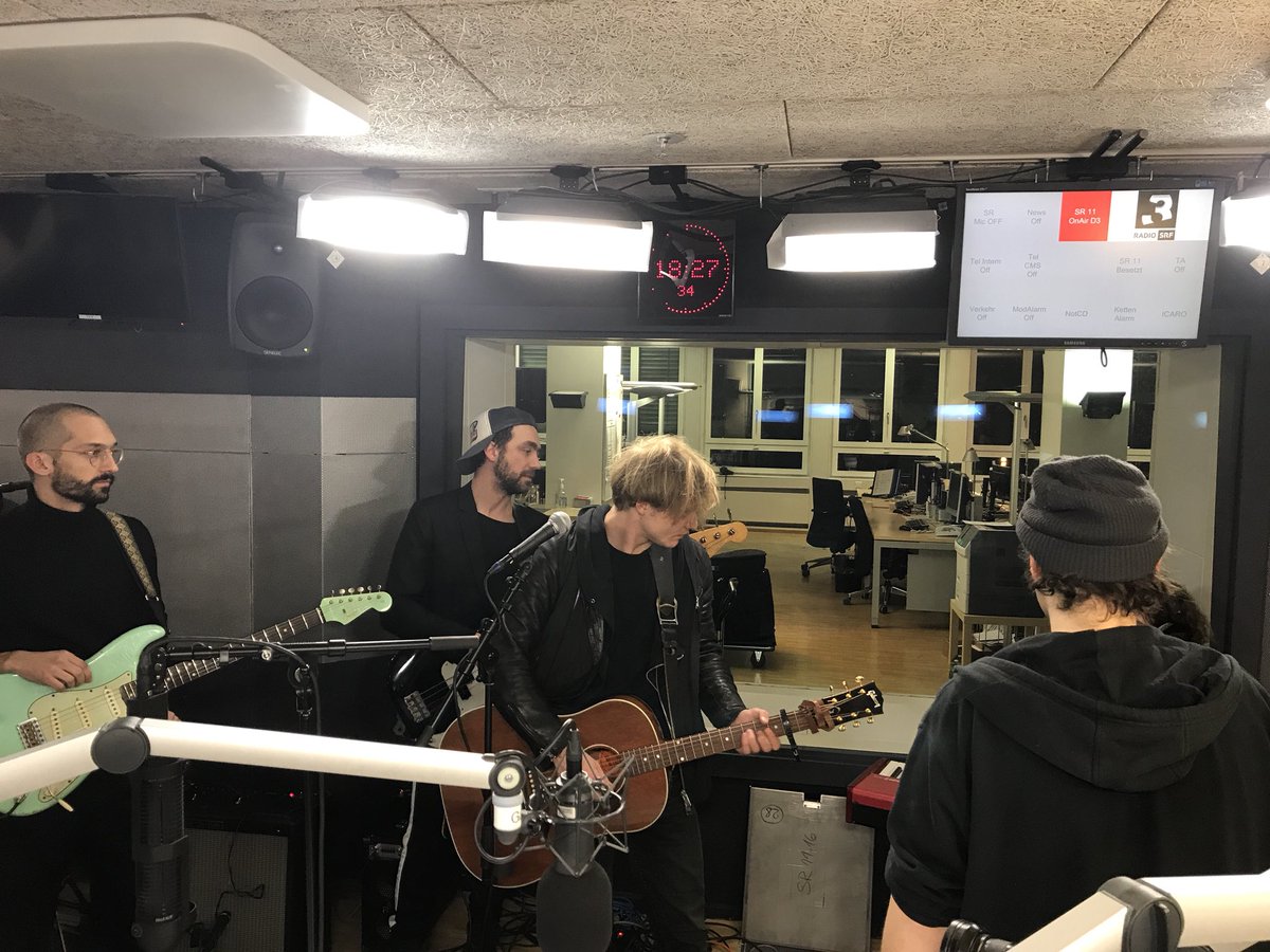 aLautenschlager's tweet photo. Da ist eine Band in meinem Studio. Gehört die dir, @JudithWernli? #punktCH @srf3 (Hallo @timfreitag) https://t.co/DQt5X2YpVM