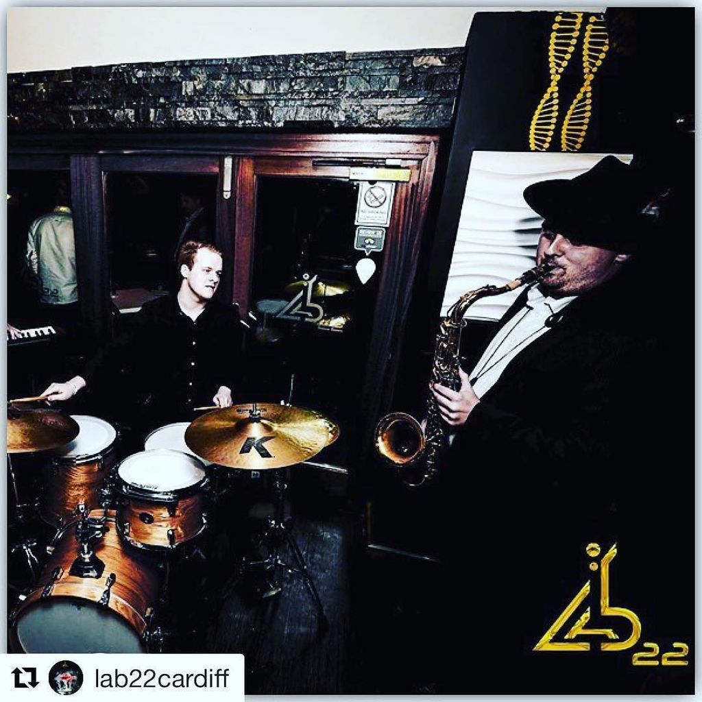 JackMacSax's tweet photo. Time for some #sexylab tonight with @thebanditsjazz @lab22cardiff #sexy #cardiff #cocktails #drinks #bar #jazz #livemusic #moonshinemondays #moonshine https://t.co/4Wun0cGj8m
