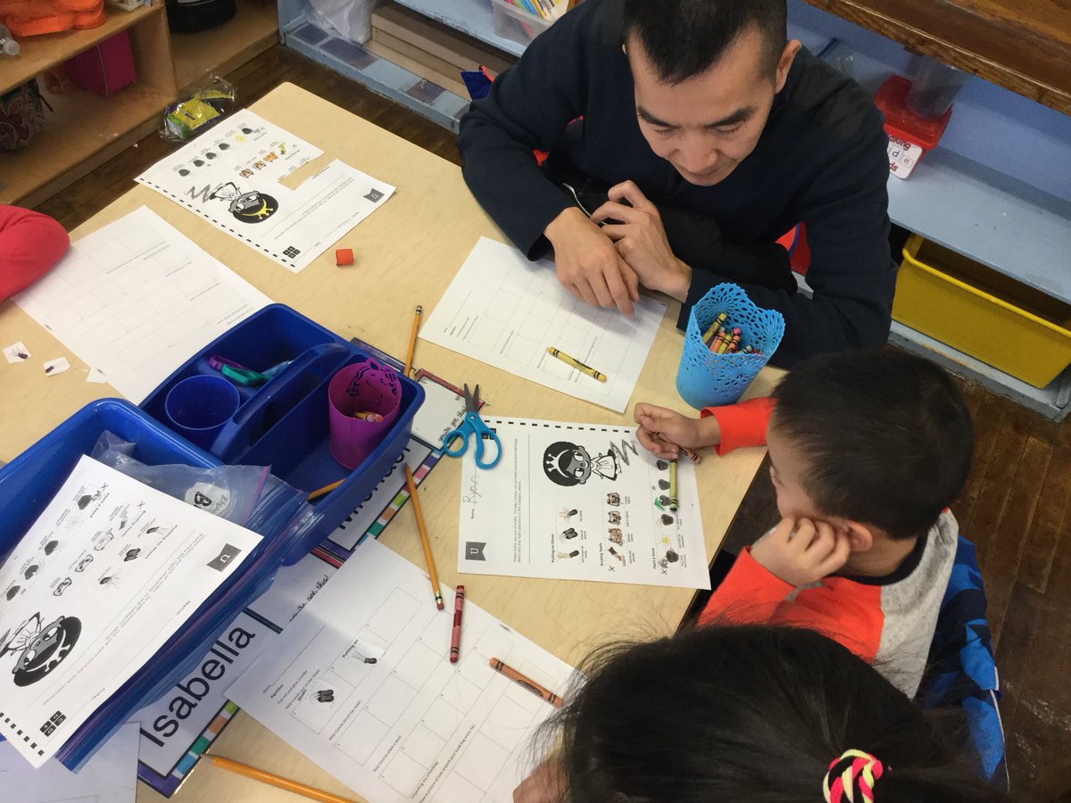 PS254_D22K's tweet photo. Kindergarten students code with their parents, using real-life algorithms; planting seeds.  Working together to grow computer science here at PS 254K.  
#CSEdWeek #CS4AllNYC #CSEdWeek #nycstem @NYCSchools @District22BKNY @BPEricAdams @CarmenFarinaDOE https://t.co/g1AgVr8hYN