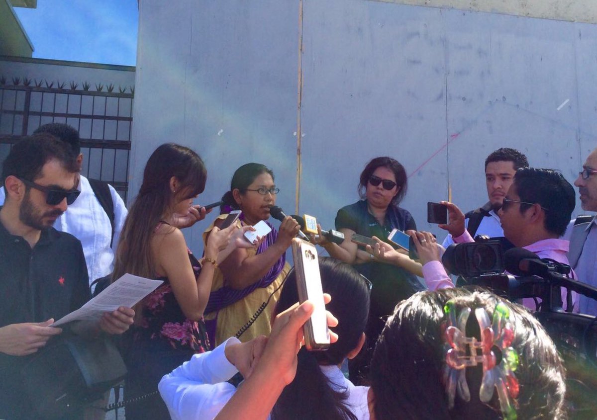 SweFORMexico's tweet photo. Familias desplazadas de Banavil frente a los medios y Gobernacion en Tuxtla  a 6 años del conflicto. #frayba #Melelxojobal #Banavil https://t.co/YFsyS99R4D