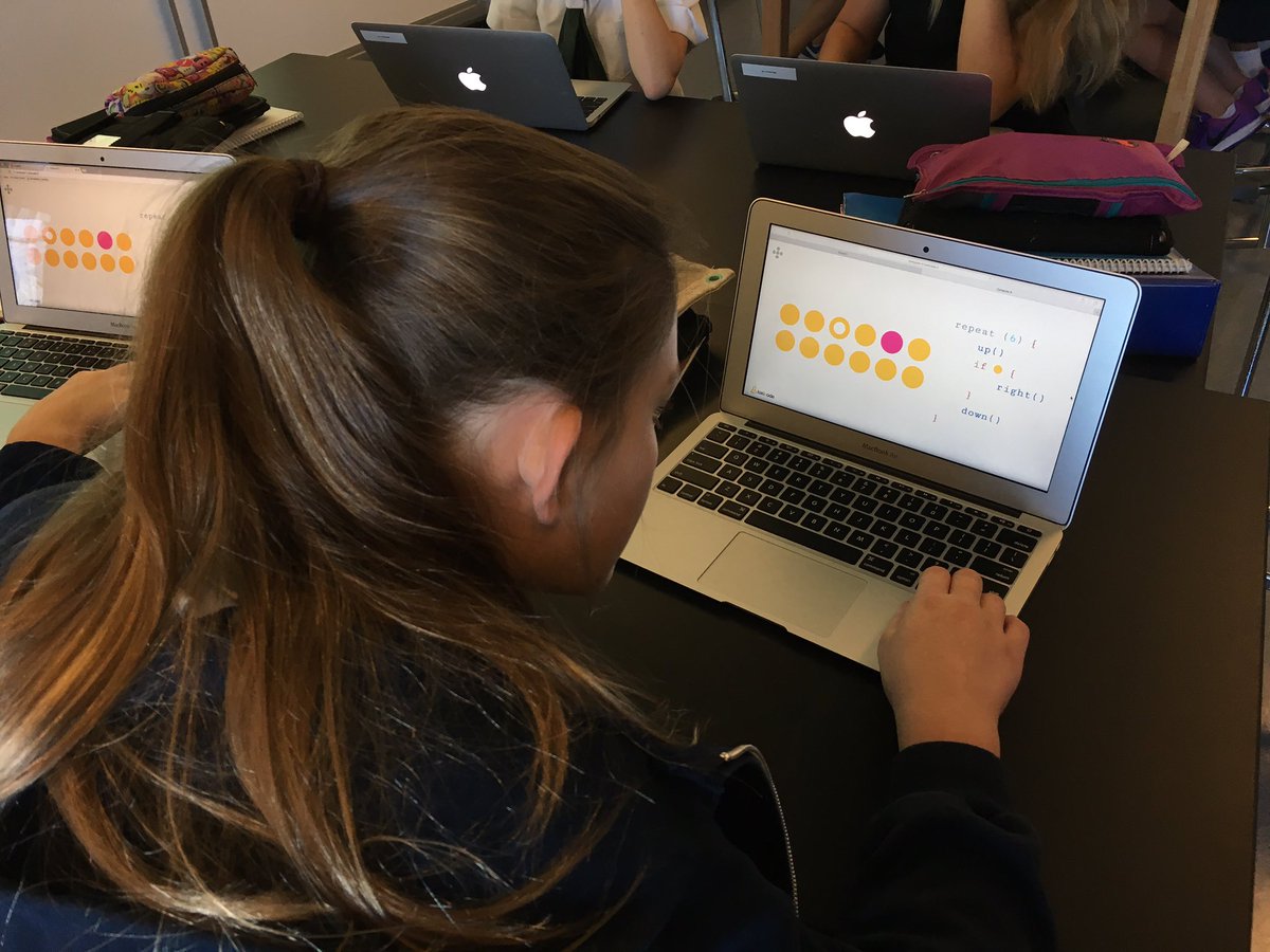 Let the coding begin! #hourofcode with <a href="/hamlin/">The Hamlin School</a> #6thgrade #stemgendergap