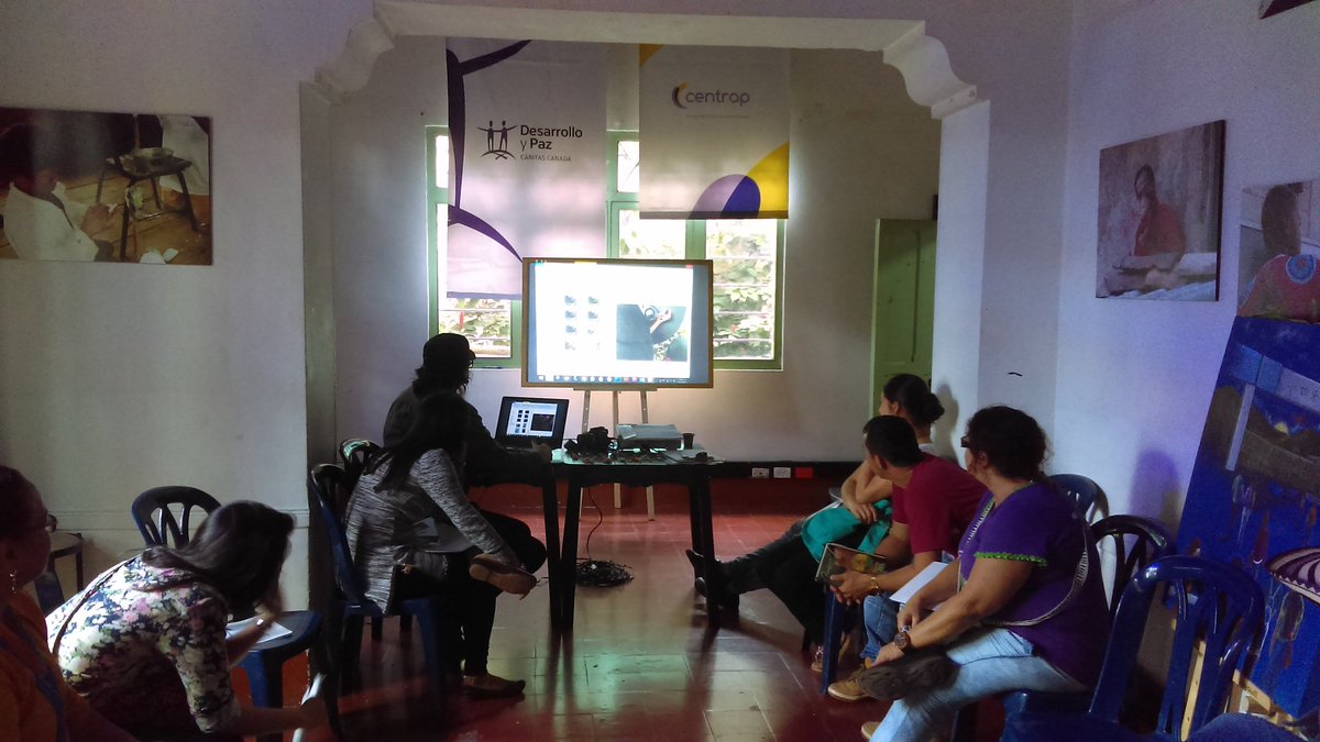 Viendo las imágenes de nuestro vuelo para cartografía comunitaria...