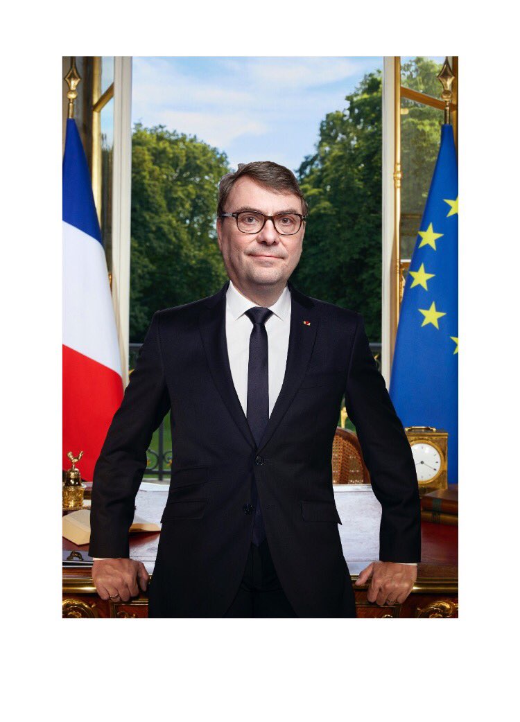 Clemence_AB's tweet photo. Last #BatTweetLive, 1 peu de légèreté, que pensez-vous de ce portrait pour la galerie de l'ordre @batonnierparis ? 😉 https://t.co/BGumywsMOr