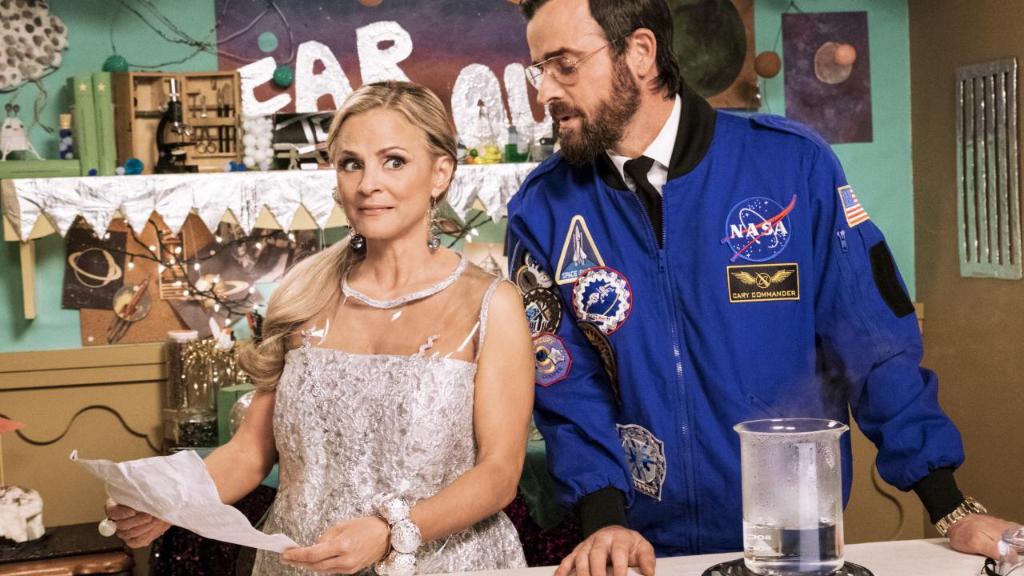 etnow's tweet photo. Amy Sedaris and Justin Theroux make astronaut jokes on @AHWAmySedaris. Watch a sneak peek: https://t.co/lHKds1V8OH https://t.co/c15UlMcvzh