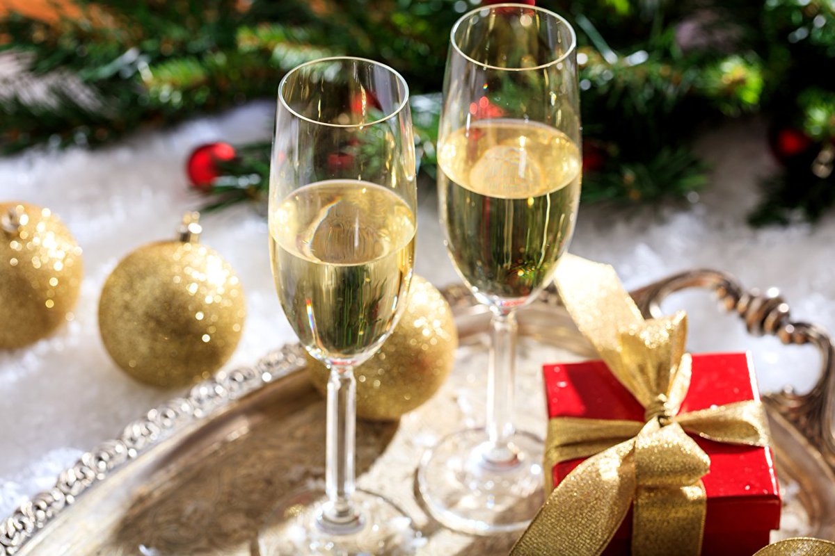 The rich, complex flavor of Astoria Wines - #Prosecco DOC pairs well with seafood. Make sure to include it in your #holiday menu. Available at your local #LCBO. ow.ly/45Sv30gVZaA