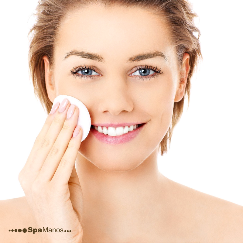 SpaManosMaster's tweet photo. Algo tan simple como el agua oxigenada puede sacarte de apuros. Colocar 10 gotas de agua oxigenada de 10 volúmenes en una taza de agua fría funciona como un tónico facial sencillo y práctico #SpaManos #SpaManosTips #CuidadoFacial #TonicoFacial #Beauty #Belleza #Girls #UñasBellas https://t.co/dU0BeUbzqt