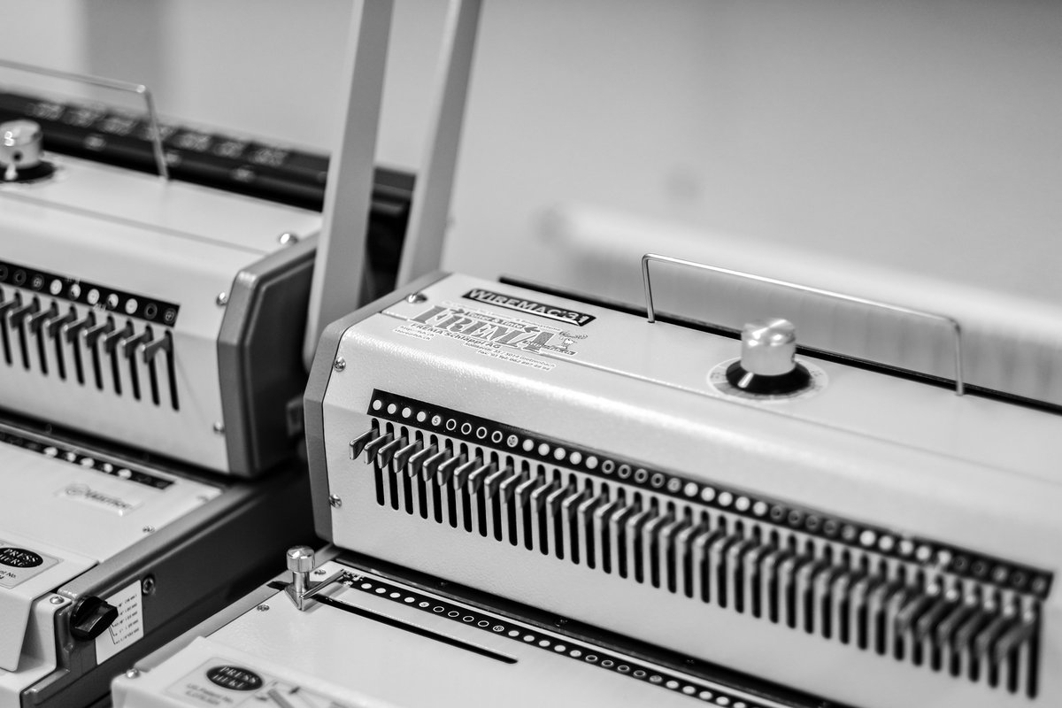 cyberhelvetia's tweet image. Der Stolz ist ganz meinerseits. Zum Glück darf ich ab und zu auch mal etwas richtig Dankbares machen. Für sFr. 20.50.
#Drahtbinden #Drahtbindung #Fremafotostrecke #Drahtbindesystem
@maitre_gilles Viel Glück im neuen Abschnitt !! ✨💐✨