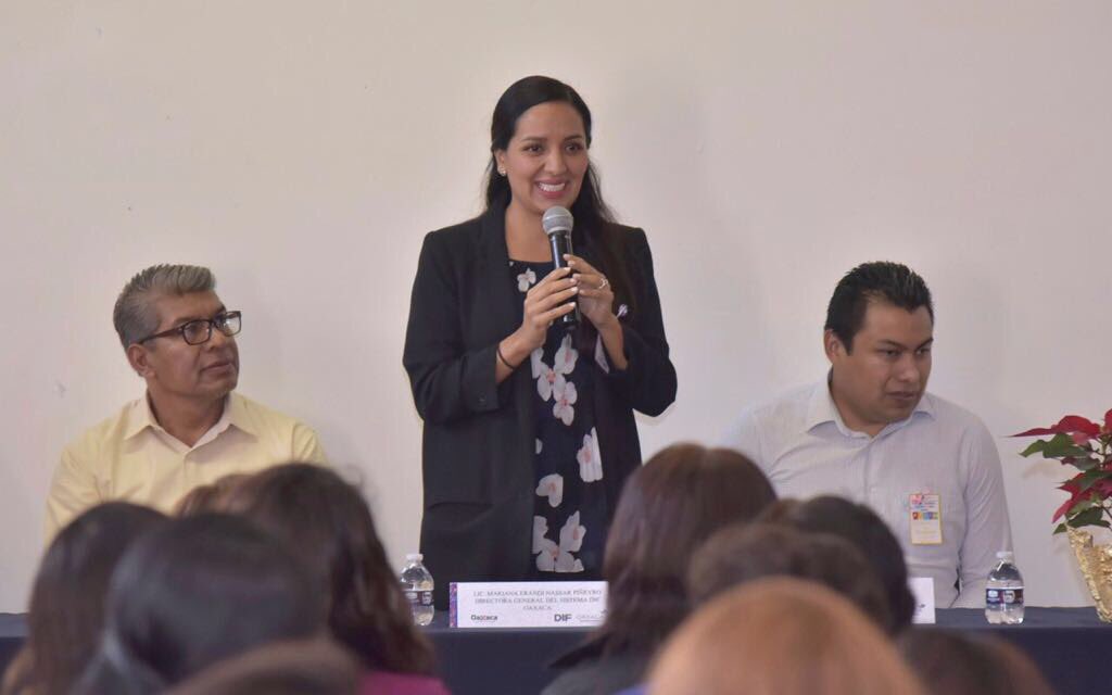 DIF_Oaxaca's tweet photo. En el marco del #DiaInternacionalDeLaspersonascomDiscapacidad, realizamos un ciclo de conferencias con la Unidad de Educación Especial y la Zona Escolar De Educación Especial, para reforzar el conocimiento de ntro. personal. Sigamos trabajando en equipo por un #OaxacaIncluyente. https://t.co/yL3PTKFx1j