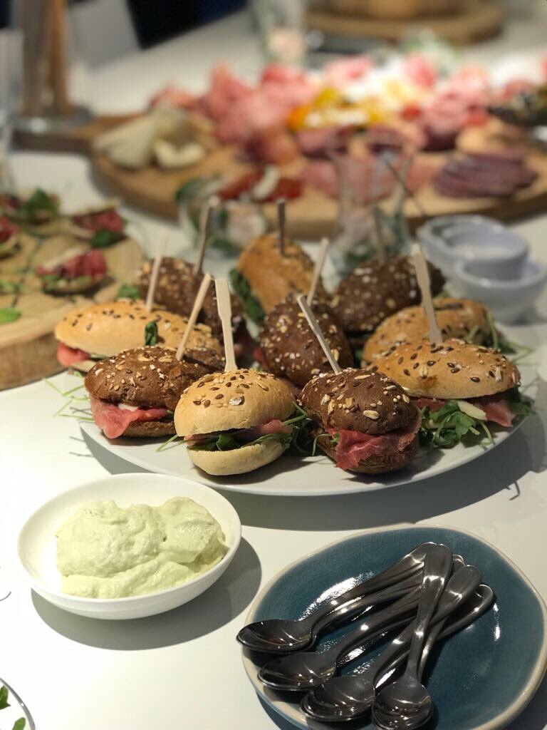 Italian_quality's tweet image. Tectrade Maandborrel voorzien van Italiaanse hapjes #simplyitaliankitchen #TectradeNL #italiaansecatering #borrelplank #italiaansbuffet