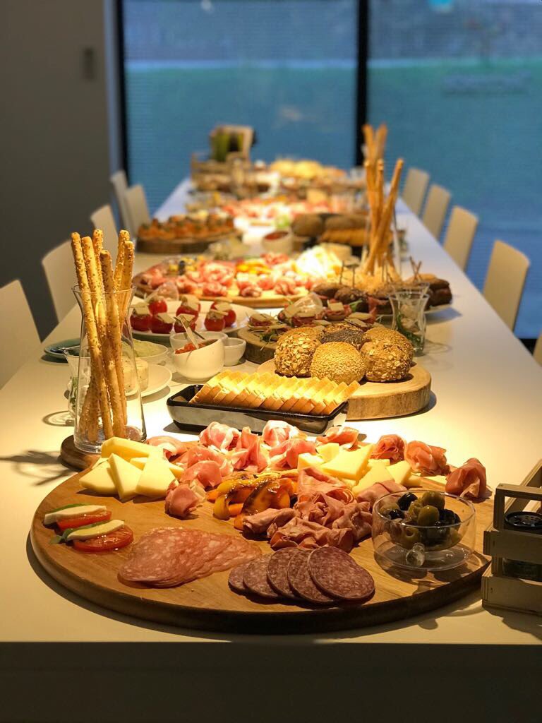 Italian_quality's tweet image. Tectrade Maandborrel voorzien van Italiaanse hapjes #simplyitaliankitchen #TectradeNL #italiaansecatering #borrelplank #italiaansbuffet