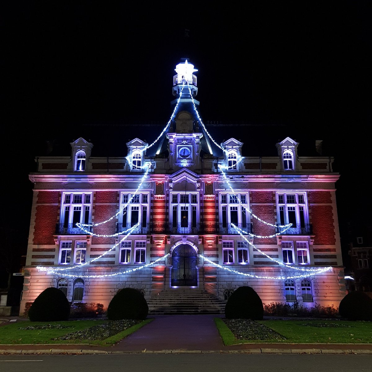 villedelabassee's tweet photo. Ça sent bon les fêtes de fin d'année ☃️ #Nord #HautsDeFrance #HDF #NPDCP #Noël #Xmas #Christmas #ChristmasTree #arbre #guirlande #mairie https://t.co/mV9hYy28Hx
