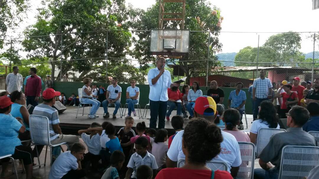 Gob. <a href="/HectoRodriguez/">Héctor Rodríguez C.</a>: gobernar es asumir entre todos la tarea de la Revolución, que es ir mejorando progresivamente la calidad de vida de todas y todos #MirandoAlFuturo #4Dic