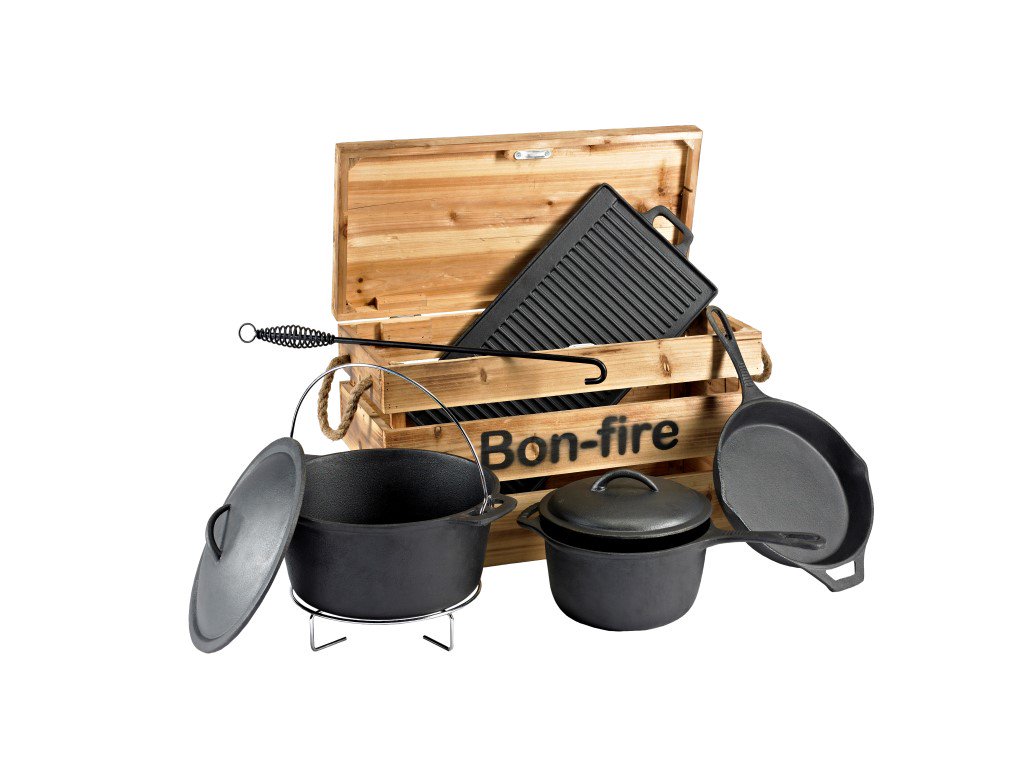 #bonfire #kookkist met #gietijzeren pannen en accessoires. De grootste pan heeft 5.2 lt. inhoud. Stevige kist welke goed ventileert.  Bekijk alle #Deense buitenkook producten bij onze dealers. Advies verkoopprijs 139,95 euro ow.ly/T6uB30h0iQY