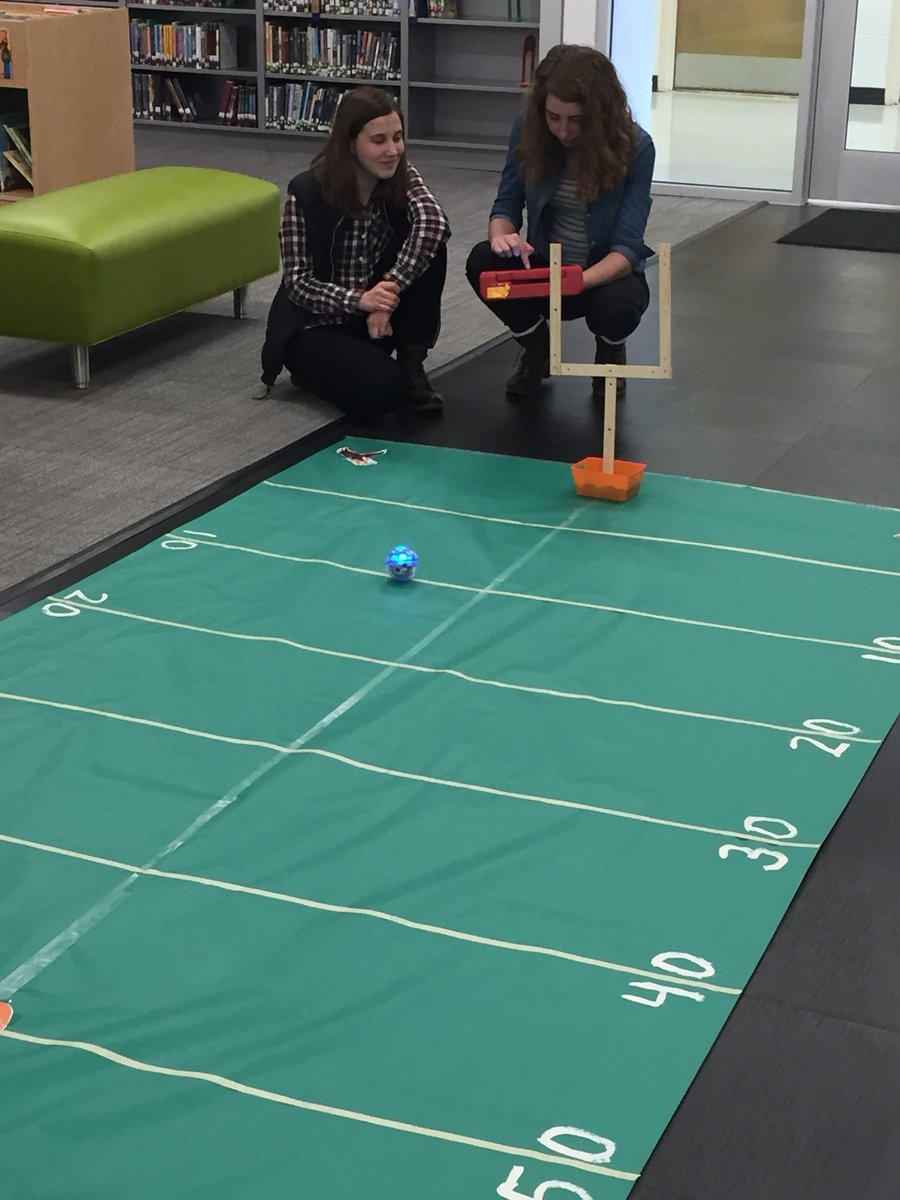 CEMediacenter's tweet image. High School and Elementary collide! #powerofcodeOCS @hourofcode @codeorg @Central_ElemE4E @TikiBarber @OrangeCoSchools @OrangeHS_NC
