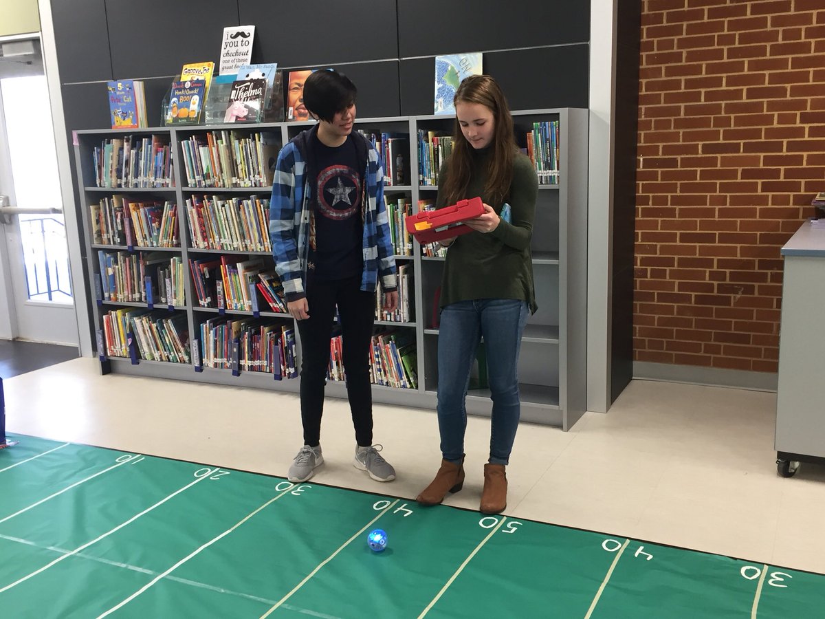 CEMediacenter's tweet image. High School and Elementary collide! #powerofcodeOCS @hourofcode @codeorg @Central_ElemE4E @TikiBarber @OrangeCoSchools @OrangeHS_NC