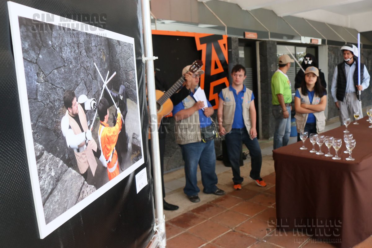 SinMurosMx's tweet photo. #Galería Inauguración de la Expo Venta fotográfica Star Wars 2017 “En busca de una nueva galaxia”, trabajo de alumnos del programa de fotografía digital para personas con síndrome de Down del Instituto Mexicano de Investigación y Desarrollo #IMIDE 

Foto: Eduardo Martínez https://t.co/XPyckskHl2