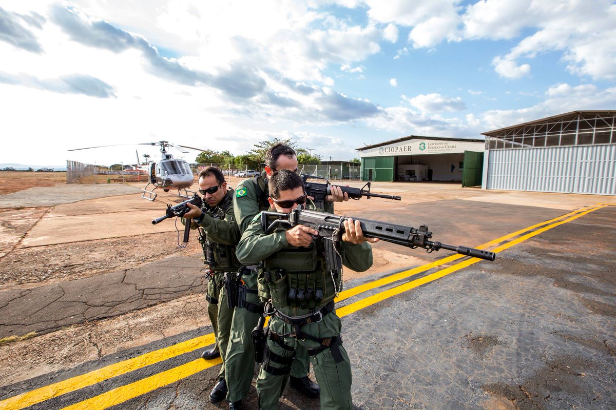 f5cariri's tweet photo. Uma ótima semana para todos! Na imagem, agentes da Coordenadoria Integrada de Operações Aéreas (Ciopaer) na base de Juazeiro do Norte. #SSPDS https://t.co/mnlki72zrJ