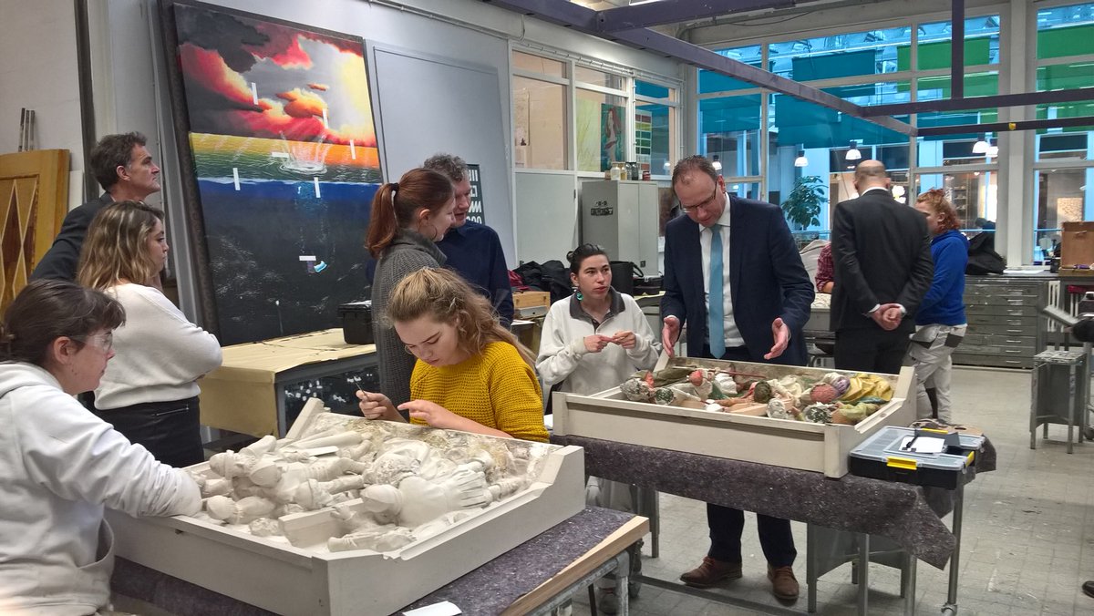 NimetoNU's tweet photo. Vandaag ontving Nimeto bezoek van de MBO Raad en VVD Tweede Kamerlid @ZelYassini en @NilayAvar van @Nuffic en brachten ze een bezoek aan de opleidingen Stand en Decorbouw en Specialist Restauratie en Decoratie. #nimeto #mbovakschool #creatieveruimtemakers https://t.co/vx10WWUwyc