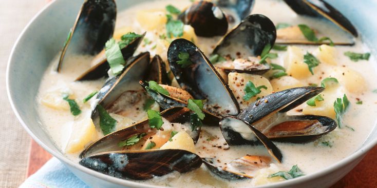 Detective_Frog's tweet photo. Moules à la crème.... Je sais c'est un lieu commun. Mais fait maison, avec des herbes ça reste élégant. Ya pas plus miséreux que les Moules comme symbole. Produit imaginé pour nourrir pas cher les mineurs au 19ème siècle. Plat devenu comme d'autres un truc de bbos... https://t.co/cSmYYFAfoX