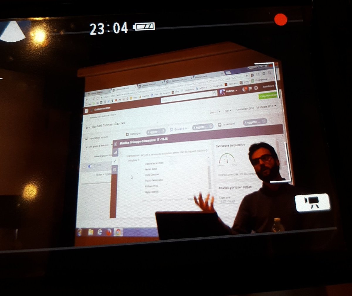 Il giovane volto del digitale nel mondo dell'editoria italiana. <a href="/FedericoSantori/">Federico Gennari Santori</a> ladies &amp; gentleman, per voi, mentre dispensa saggezza in un settore che ha davvero bisogno di una boccata di ossigeno (digitale).